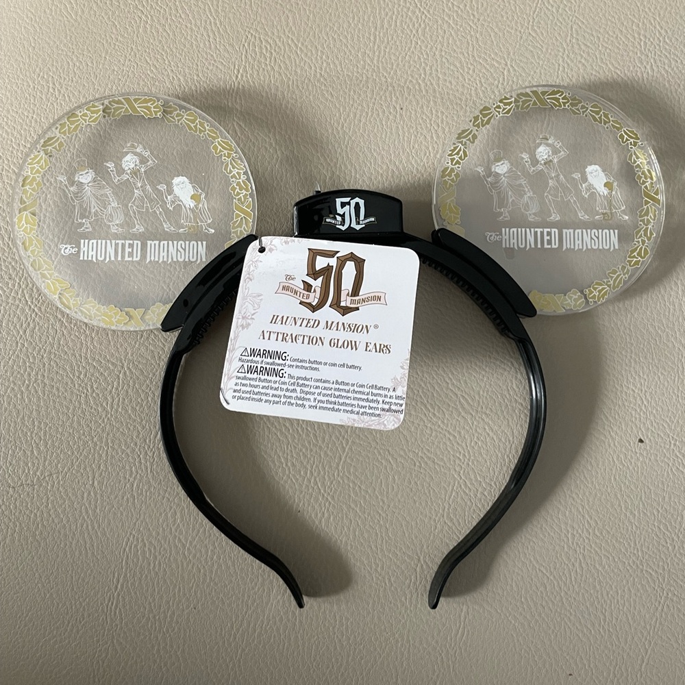 Disney park haunted mansion attraction glow ears